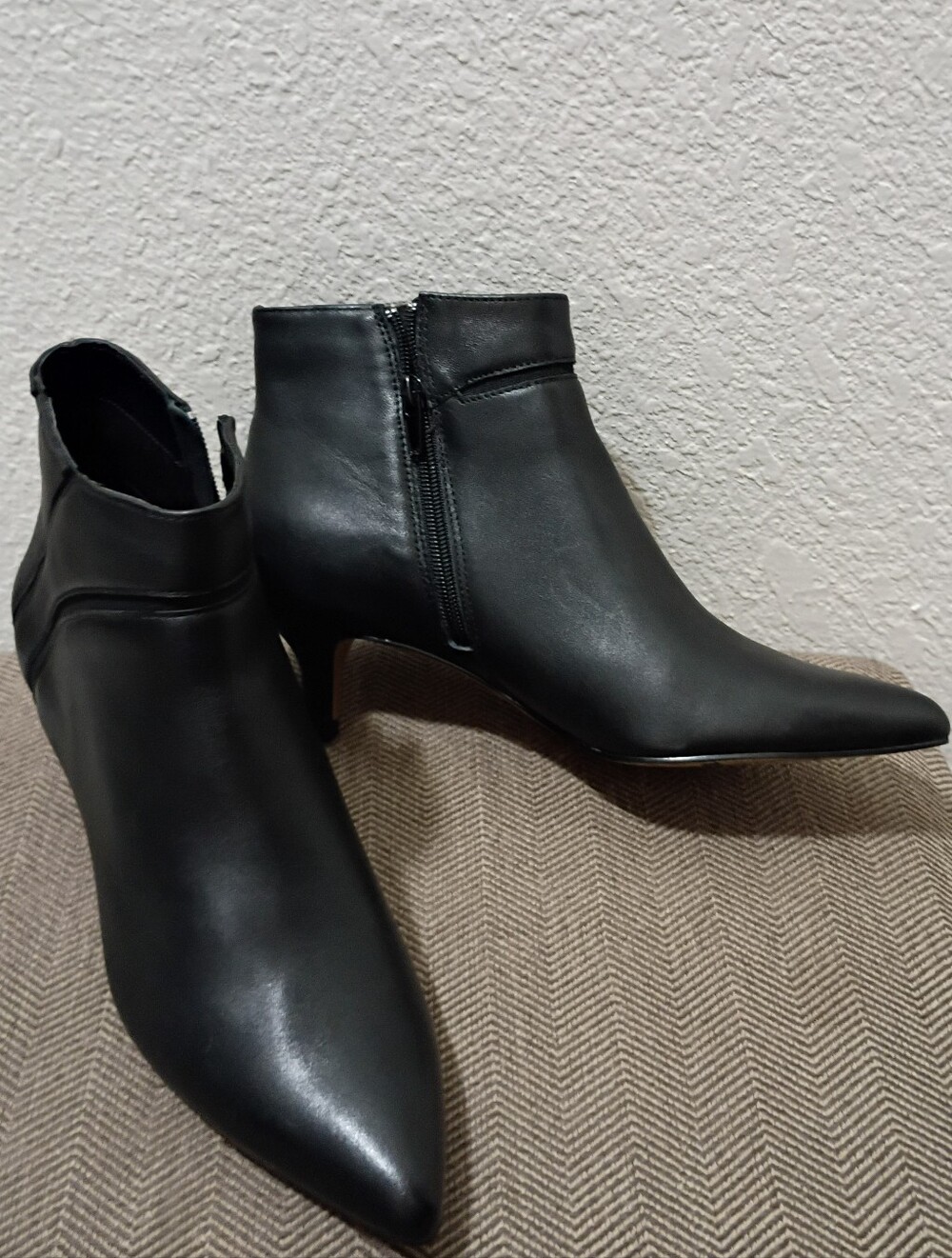 NWOB Bella Vita Black Leather Booties  Pointed Toe Kitten Heel Ankle  Size 9 M